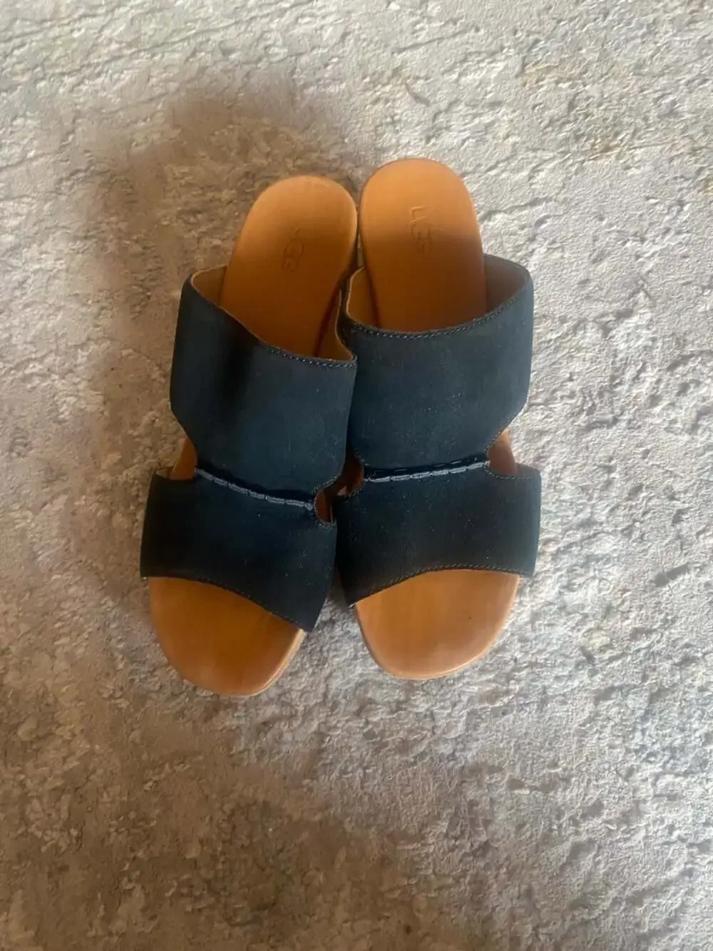 UGG elena black